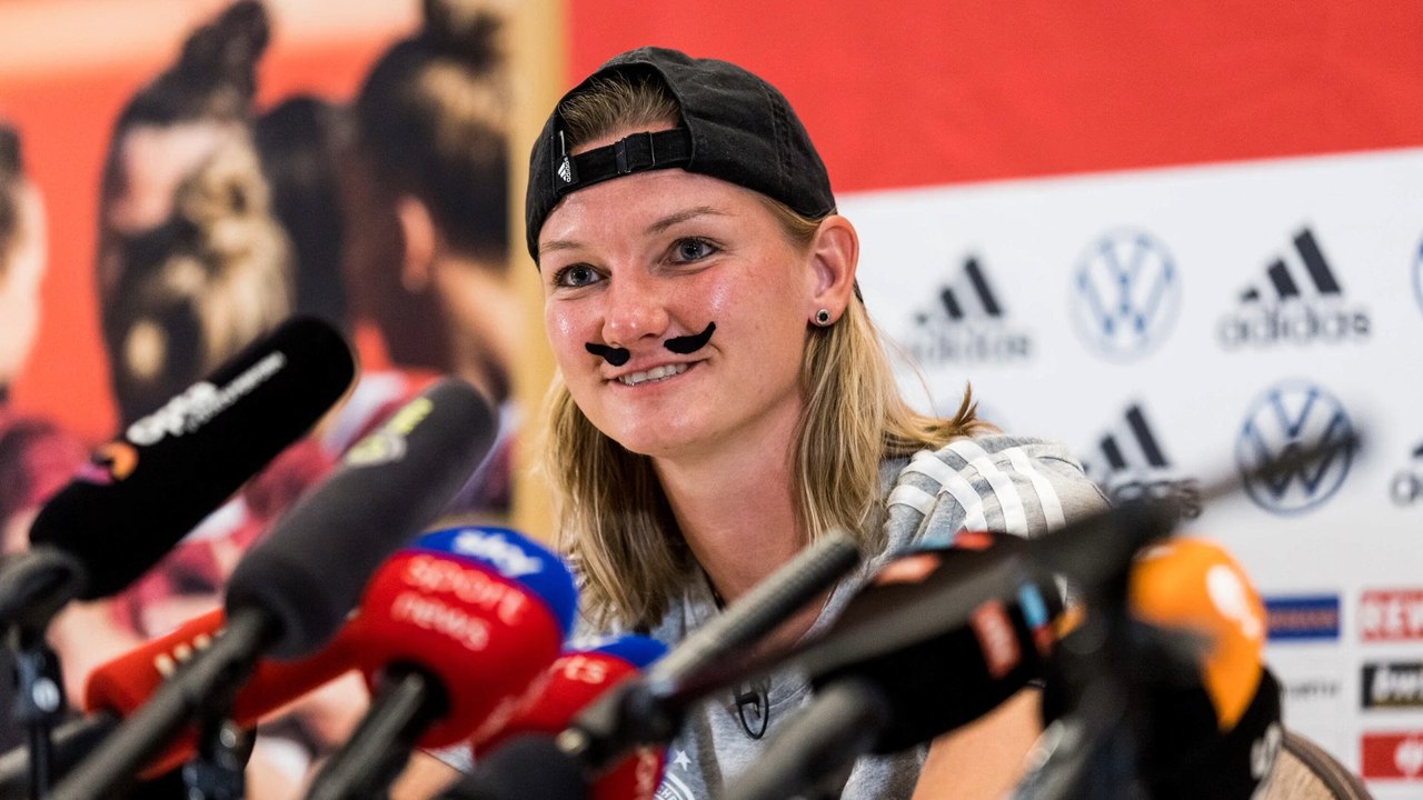 Alexandra Popp sorgt mit skurrilem PK-Auftritt für Lacher