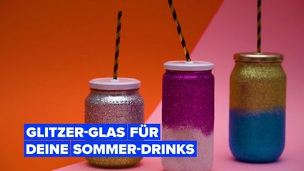 Ein funkelndes Glitzer-Einmachglas für deine Sommer-Drinks