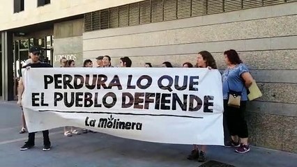 Concentración del centro social La Molinera frente a los Juzgados