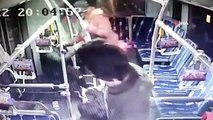 Metrobüste ahlaksızlığa cezayı kendi kesti! Tuhaf sesler duyan kadın, sapığın ağzının ortasına tekme attı