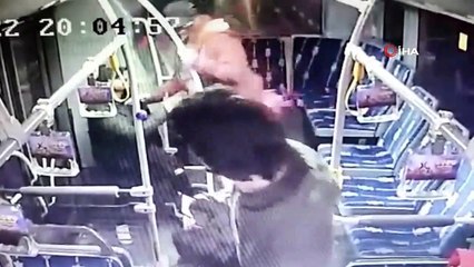 Metrobüste ahlaksızlığa cezayı kendi kesti! Tuhaf sesler duyan kadın, sapığın ağzının ortasına tekme attı