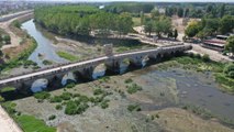 Edirne'de sıcak hava nedeniyle debisi düşen Tunca ve Meriç nehirleri dip seviyede akıyor