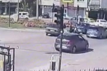 OTOMOBİLİN ÇARPTIĞI MOTOSİKLETİN SÜRÜCÜSÜ YARALANDI; O ANLAR KAMERADA