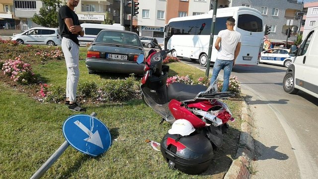 Otomobilin çarptığı motosikletin sürücüsü yaralandı