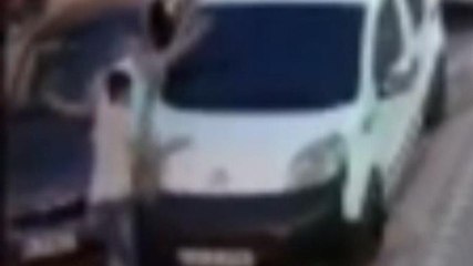 Zeytinburnu’nda otomobiliyle çarptığı genci iki aracın arasına sıkıştırdı
