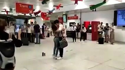 PROPOSTA DI MATRIMONIO IN AEROPORTO A PALERMO
