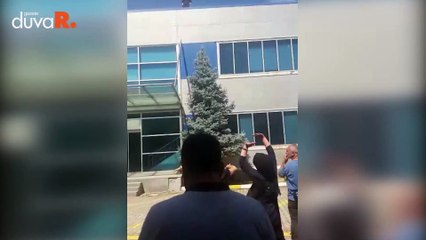 ETF’de hakkını alamayan işçiler eylemde: Bir işçi çatıya çıktı