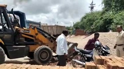 VIDEO : नगर निगम ने जयपुर में बीच सड़क चलाया बुलडोजर