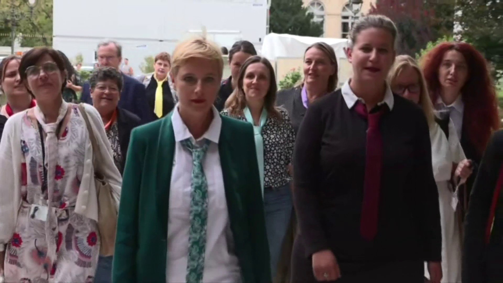 Les députées LFI arrivent en cravate à l'Assemblée nationale - Vidéo  Dailymotion