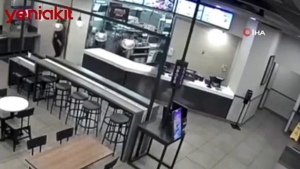 Ünlü restoranda şoke eden olay! Personelle tartışan müşterilere kaynar su döktü