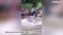 Un migrante y su bebé casi son arrastrados por la corriente de uno de los ríos que atraviesa el tapón del Darién, zona selvática entre Colombia y Panamá.