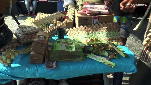 Venezolanos crean arte y artesanías con bolívares devaluados