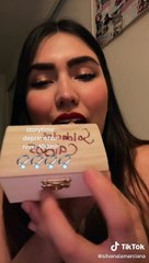 Mujer colecciona anillos de compromiso que le dieron sus ex