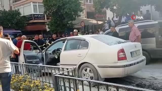 Son dakika haber: Seyir halinde alev alan otomobil esnaf ile polislerin çabasıyla söndürüldü