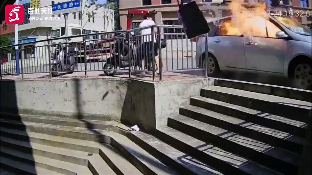 Une voiture explose alors qu'il est juste à coté... cours vite