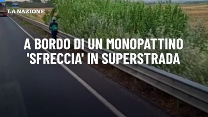 A bordo di un monopattino 'sfreccia' in superstrada