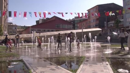 Bayburt'ta kavurucu sıcaklarda çocuklar fıskiyelerle serinledi