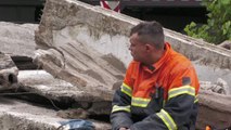 Rescatistas extraen un cuerpo sin vida de los escombros