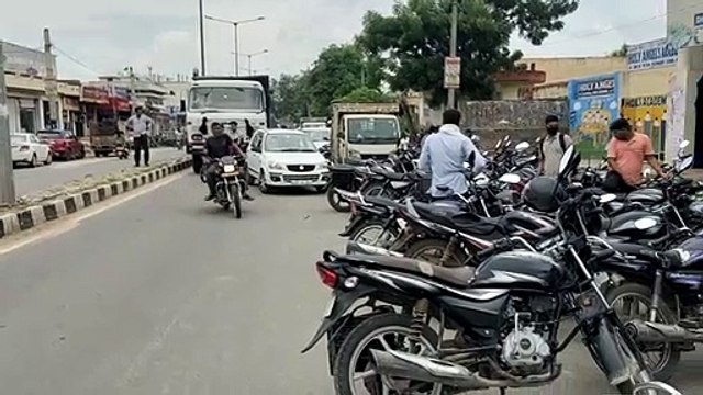 शहर में स्टेट हाइवे बैंक के आगे आम रहता है जाम