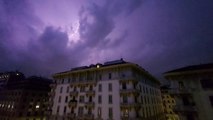 Una tempesta di fulmini si abbatte su Milano