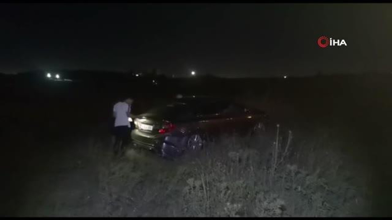 Sürücüsünün hakimiyetini kaybettiği otomobil boş araziye uçtu: 2 yaralı
