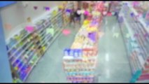 Câmera de segurança registra ação criminosa de mãe e filha em supermercado no Presidente