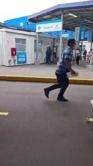 Niño ‘escapa’ para evitar ser vacunado contra covid y se vuelve viral