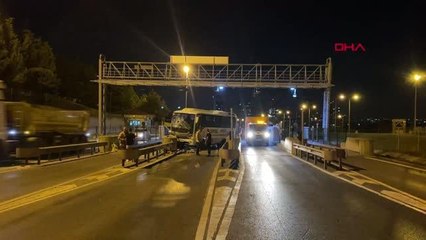 Esenyurt'ta servis midibüsü gişelere çarptı: 1'i ağır 7 yaralı