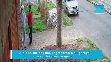 A plena luz del día, ingresaron a su garage y se llevaron su moto