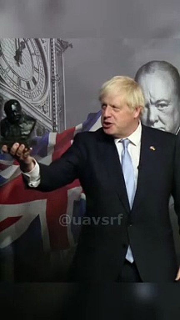 ⁣Джонсон наградил Зеленского премией Черчилля | Джонсон нагородив Зеленського премією Черчілля