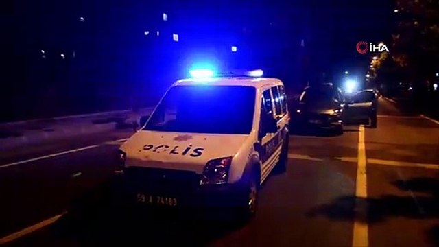 Yol ortasında direksiyon başında sızdı, polis uyandırmak için yarım saat dil döktü