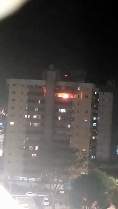Incêndio atinge varanda de apartamento em Águas...