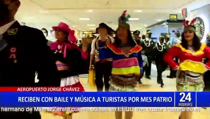 Reciben con baile y música a turistas en el aeropuerto por mes patrio