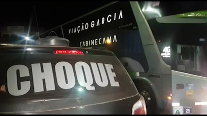 Télécharger la video: Pelotão do Choque faz abordagens a ônibus na rodoviária de Cascavel