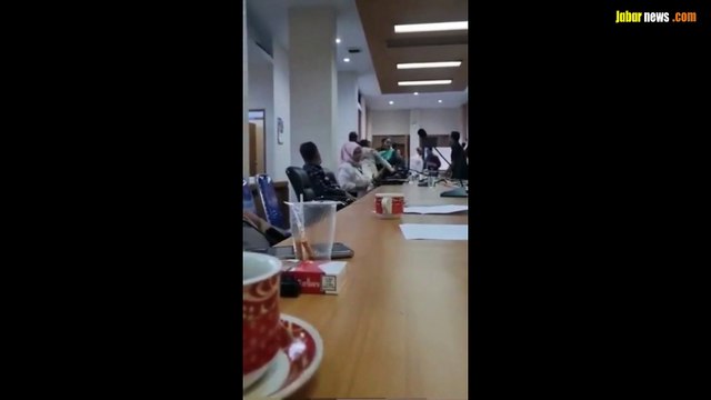 Viral! Merasa Tak Dihargai Ketua DPRD, Anggota Dewan Garut Ngamuk dan Banting Mic