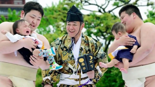 Top 10 Extraños Rituales del Bautismo de recién nacidos