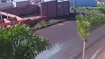Homem agarra e tenta arrastar mulher em Apucarana; veja o flagrante em vídeo