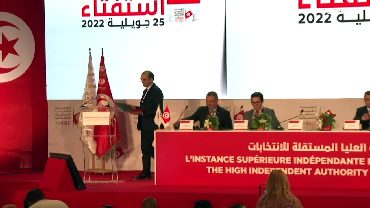 التونسيون يصوتون لصالح الدستور الجديد بنسبة 94,...