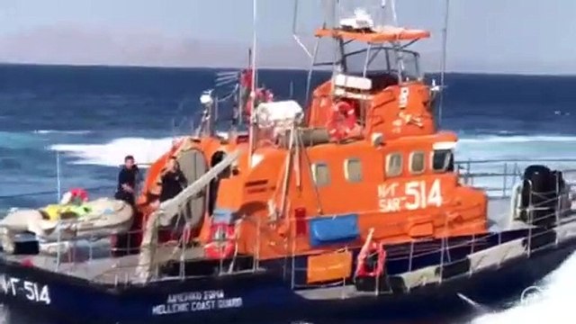 Tekneye taciz girişiminde bulunan Yunan botunu Türk Sahil Güvenlik botu uzaklaştırdı