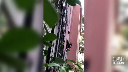 Yakaladığı hırsızı camdan sarkıttı