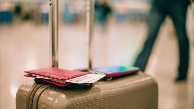 L’avion atterrit sans leurs bagages, ils doivent aller les récupérer eux-mêmes cinq jours plus tard