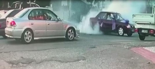 DÜĞÜN KONVOYUNDA DRİFT YAPAN SÜRÜCÜYE 9 BİN TL CEZA KESİLDİ, ARACI TRAFİKTEN MENEDİLDİ