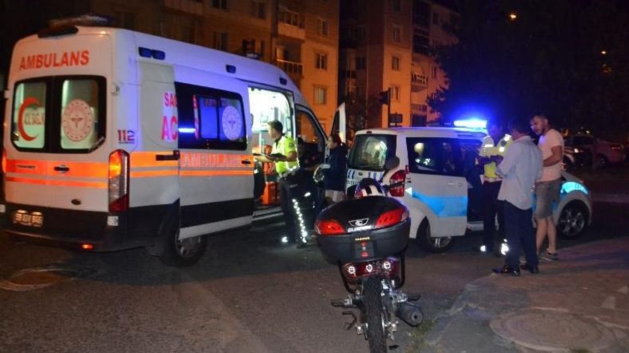 Alkollü sürücü kırmızı ışıkta bekleyen motosikletliye çarptı