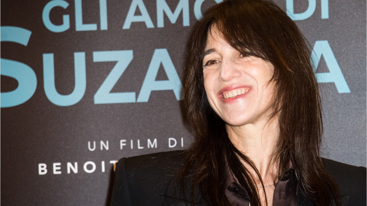 VOICI : « Je les aime tellement " : Charlotte Gainsbourg émue par Dany Boon et Kad Merad qui chantent du Serge Gainsbourg