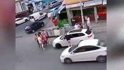 Aracını tartıştığı grubun üzerine sürdü