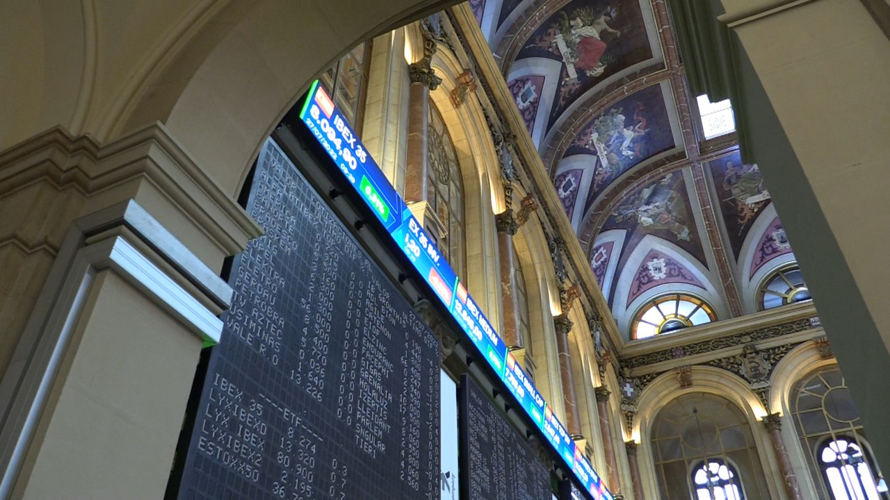 El Ibex 35 se mueve con indecisión pendiente de los resultados y de la Fed