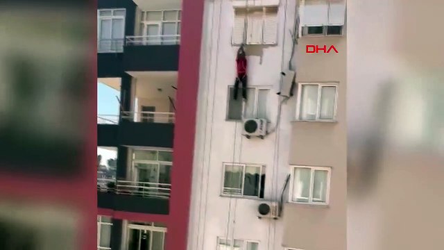 Asansör halatı kopan boyacı 11'inci katta asılı kaldı