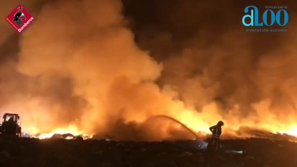 Aparatoso incendio en un vertedero de Alicante