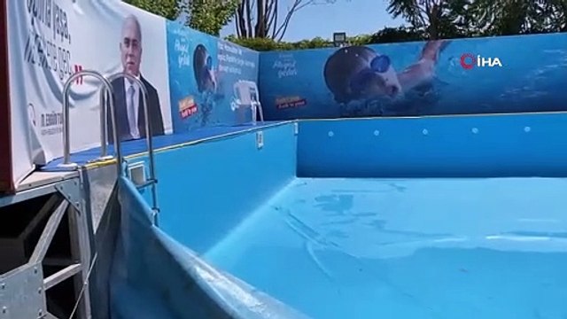 Fatih'te okulun bahçesine kurulan portatif yüzme havuzu bir anda yıkıldı