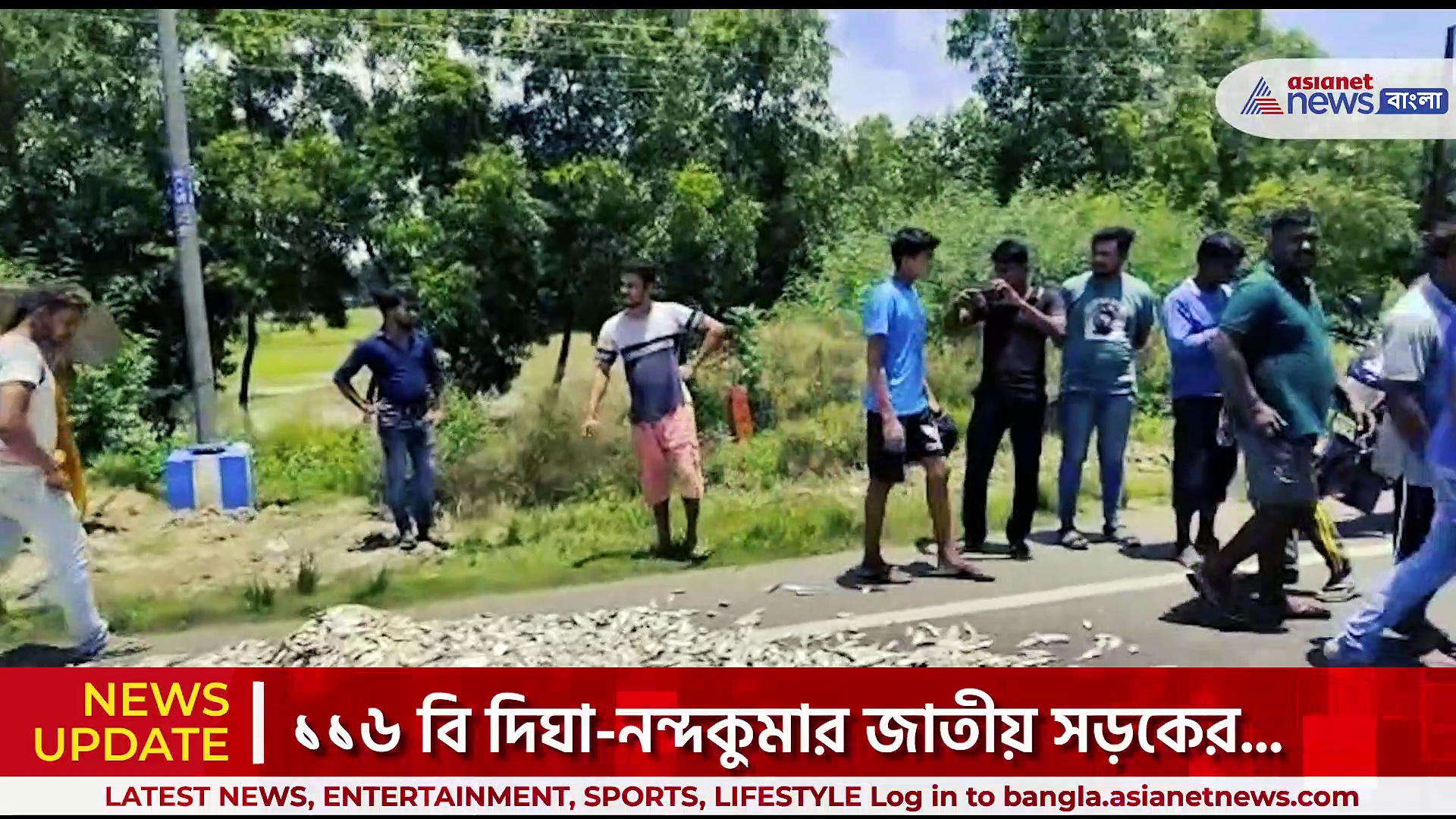 রাস্তায় উল্টে গেল মাছের গাড়ি, রাস্তা জুড়ে ছড়িয়ে পড়ল সামুদ্রিক মাছ
